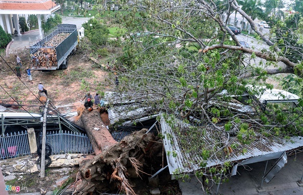 Đường phố Nha Trang vẫn ngổn ngang sau cơn bão lịch sử