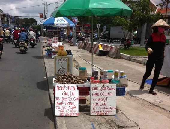 Cẩn thận tiền mất, tật mang vì cả tin thuốc nam bán vỉa hè