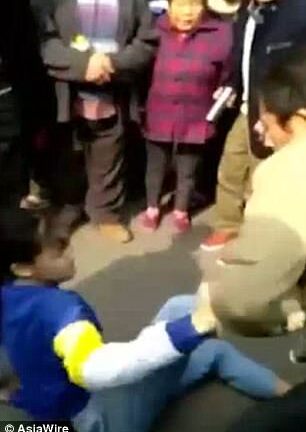 Cô gái 15 tuổi đánh bố mẹ giữa đường vì bị tịch thu điện thoại