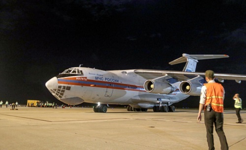 Máy bay Nga chở 40 tấn hàng viện trợ hạ cánh xuống Cam Ranh