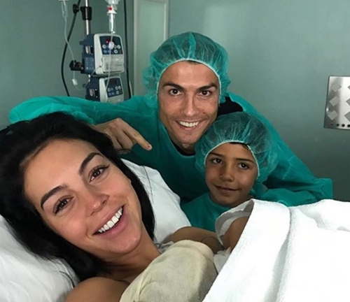 Cristiano Ronaldo khoe ảnh con gái vừa chào đời