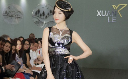 MC Thanh Mai diện váy gắn 20.000 viên đá Swarovski làm vedette show thời trang