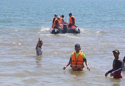 Hai anh em bị sóng cuốn trôi khi ra tàu cá chìm chơi