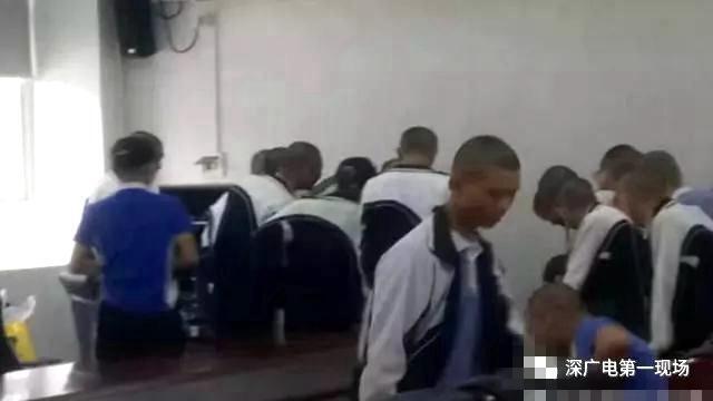 Mời phải thợ cắt tóc dởm, toàn bộ nam sinh thành