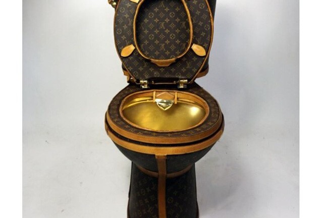 Lạ lùng chiếc bồn cầu trị giá hơn 2 tỷ đồng bọc túi Louis Vuitton