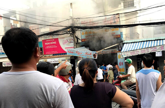Cháy tiệm làm tóc ở Sài gòn, nhiều người nhảy qua ban công thoát nạn