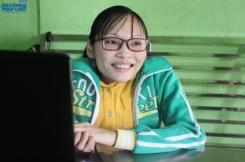 Cô gái mắc bệnh xương thủy tinh và ước mơ trở thành “cô giáo”