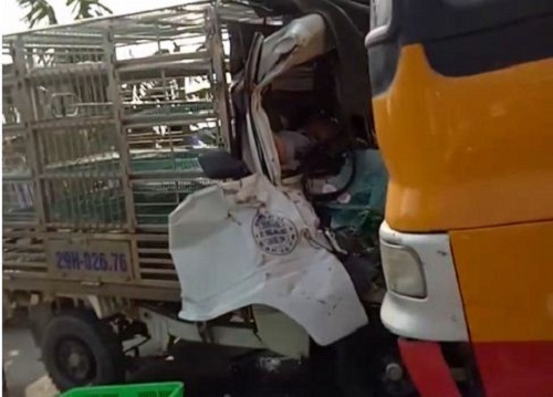 Xe tải chạy lấn làn đấu đầu xe khách khiến 2 người thương vong