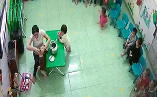 Giáo viên sơ ý, 3 trẻ mầm non loét họng vì ăn phải bột thông bồn cầu