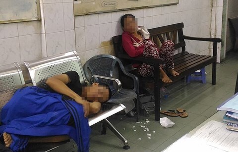 Tạm giữ người mẹ bế con trước cổng viện để xin tiền mua ma túy 