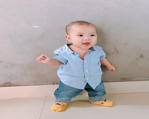 Hưng Yên: Ngạc nhiên với bé trai 4 tháng tuổi đứng vững như người lớn