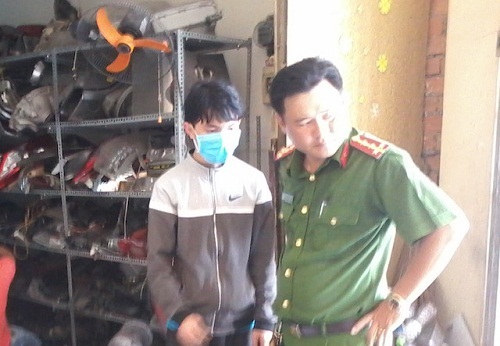 Bắt quả tang nam thanh niên gây ra hàng loạt vụ bẻ kính ôtô