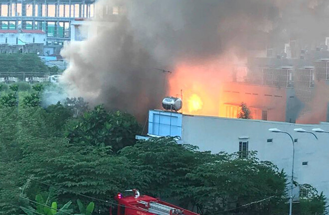 Lửa cháy ngùn ngụt tại căn nhà chứa hàng chục bình gas ở TP.HCM