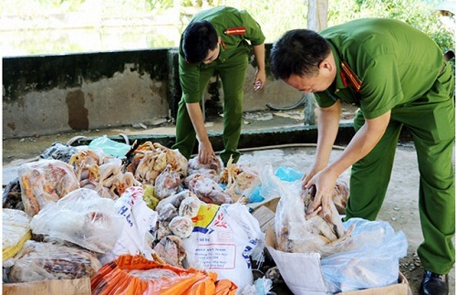 Phát hiện gần 1,2 tấn thực phẩm hôi thối trong kho đông lạnh