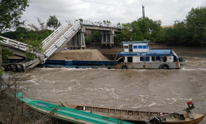 Khởi tố vụ án sà lan tông sập cầu khiến 6 người bị thương ở Cà Mau