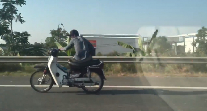 Nam thanh niên vắt chân, lái xe một tay phóng 80km/h trên Đại lộ Thăng Long