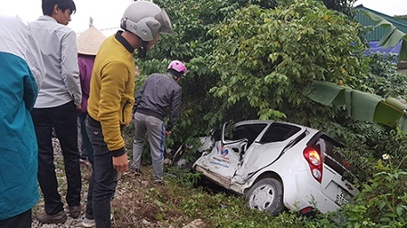 Nam Định: Ô tô bay xa 20m sau cú tông của tàu hỏa