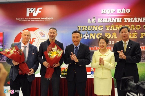 Giggs muốn VN dự World Cup, Scholes ấn tượng với một điều