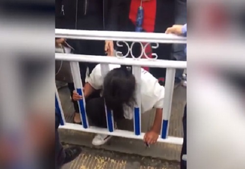 Chết cười với tai nạn người phụ nữ gặp phải khi leo qua rào chắn sang đường