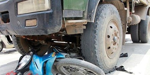 Xe ben đâm xe máy, hai mẹ con tử vong tại chỗ