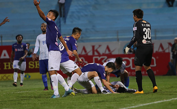 Cầu thủ Quảng Nam nằm bất động, sân Hàng Đẫy chết lặng