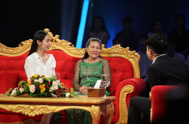 Phản ứng của mẹ Công Vinh khi Thủy Tiên chia sẻ về quá khứ từng bị lạm dụng