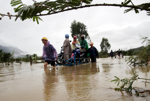 Mưa lớn, nhiều tỉnh miền Trung bị chia cắt, ngập sâu