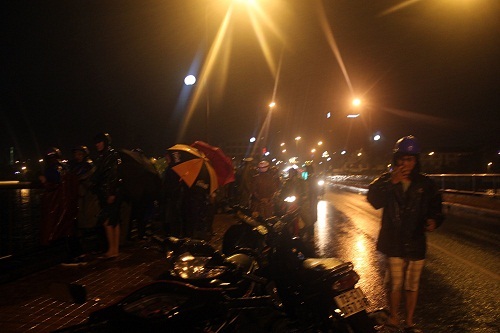 Cha bất lực nhìn con trai nhảy cầu tự tử trong đêm