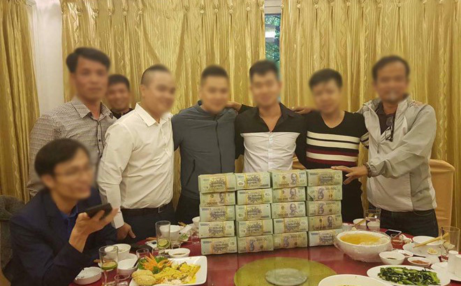 Bộ đôi siêu SIM được bán với giá 9 tỷ đồng đẹp cỡ nào?