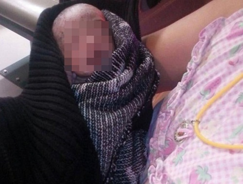 Bé trai sơ sinh còn nguyên dây rốn bị bỏ bên đường run rẩy vì rét