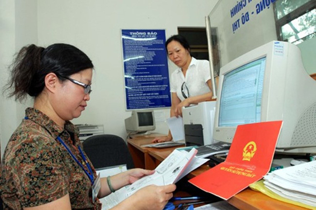 Sổ đỏ cũ có phải đổi sau quy định ghi tên thành viên gia đình?