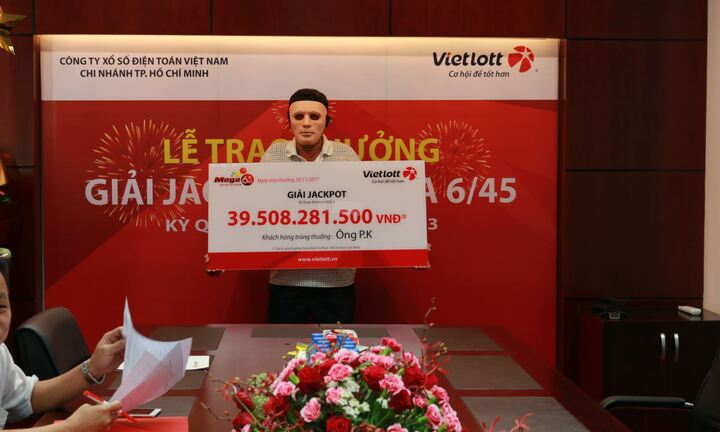 Khách hàng Vietlott chờ 