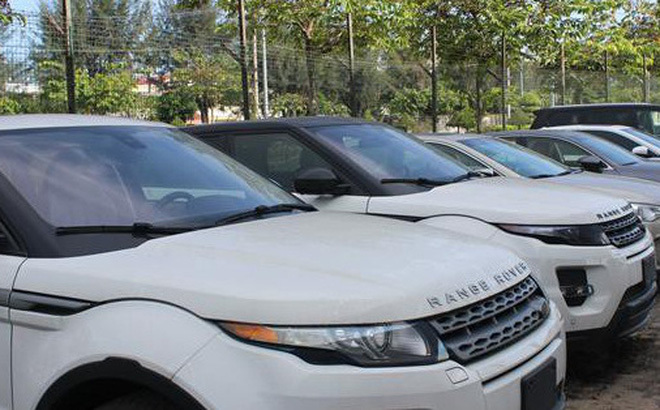 Hàng chục ô tô chuyên dụng nhập khẩu về cảng không có người nhận