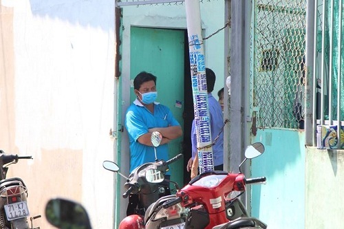 Vợ bàng hoàng phát hiện chồng chết trong tư thế treo cổ