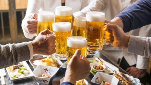 Thanh niên Việt uống rượu bia