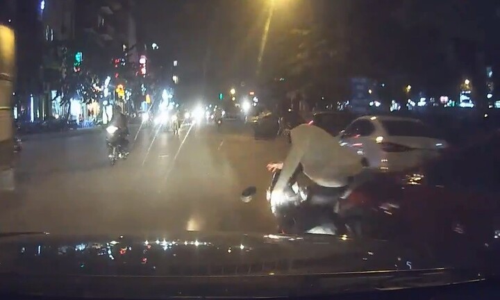 Clip: Ô tô chuyển làn không quan sát bất ngờ 'đốn ngã' xe máy