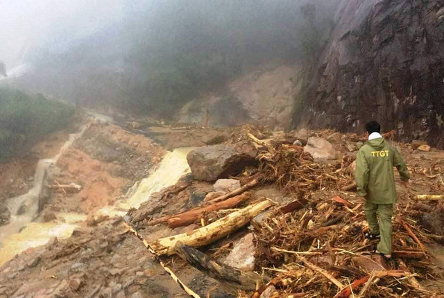 Mưa lớn, nước từ trên núi đổ xuống hất đôi nam nữ xuống vực sâu