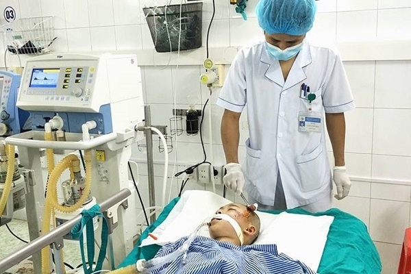 Trèo cây khế bị ngã, bé trai rơi vào trạng thái hôn mê sâu, giãn đồng tử