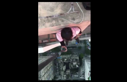 Thót tim xem thanh niên trình diễn những trò 'siêu mạo hiểm' trên nóc nhà