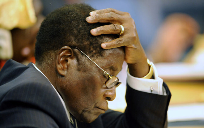 Cựu Tổng thống Zimbabwe bật khóc khi buộc phải chấp nhận từ chức