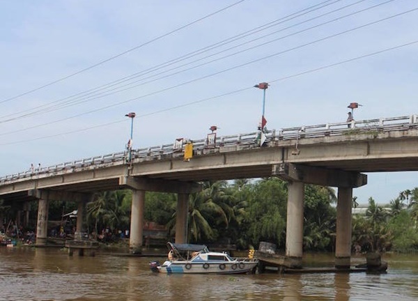 Tìm thấy thi thể vợ chồng trong vụ chìm sà lan ở Tiền Giang