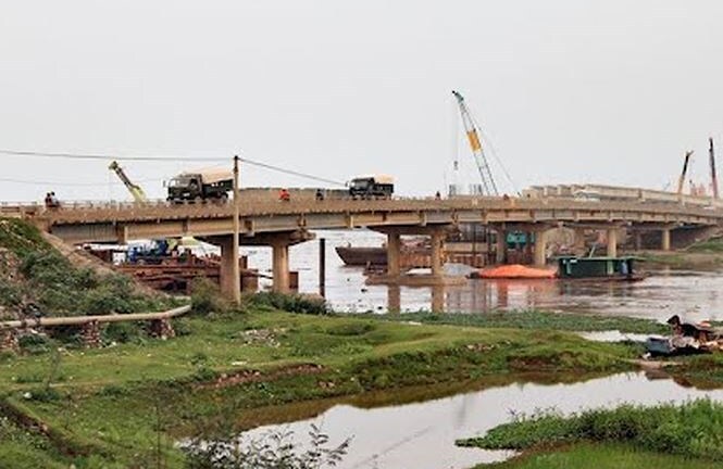 Nhảy xuống sông khi thấy công an, 2 