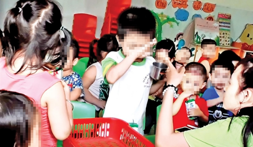 Vụ trường Mầm Xanh: Ghê người hành động bắt trẻ 'ói ra ăn lại'