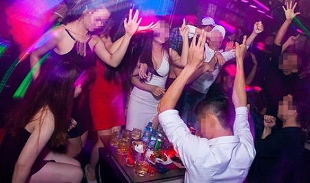 Góc khuất nghề PR bar: Đằng sau những khuôn mặt lộng lẫy