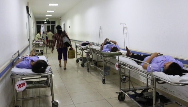 Gần 100 công nhân nhập viện sau bữa ăn nghi ngộ độc thực phẩm