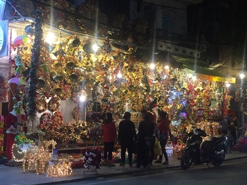 Phố Hàng Mã rực rỡ sắc màu đón Giáng sinh