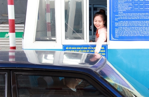 Tài xế dùng tiền 500 nghìn đồng mua vé qua trạm BOT Cai Lậy