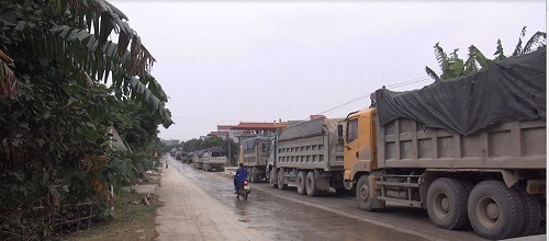 Nho Quan – Ninh Bình: Dân đổ ra đường chặn xe quá tải