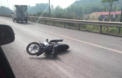 2 CSGT bị xe máy tông trọng thương khi làm nhiệm vụ trên cao tốc