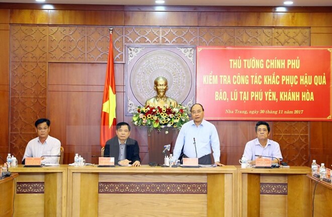 Thủ tướng yêu cầu không được để người dân thiếu đói sau bão số 12